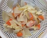 Hình bước làm 2 của món Tonjiru Soup (canh rau củ kiểu Nhật)