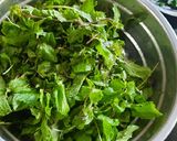 A picture of step 1 of Pudina and spinach chutney.