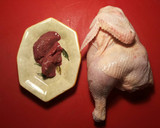 Foto del paso 2 de la receta: Pollo al horno con majado de hígado y patatas rojas asadas