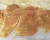 Foto del paso 1 de la receta: Rollitos de pollo con uvas y piñones en salsa de queso gruyére ©