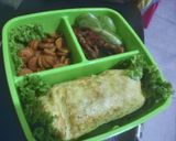 Foto langkah ke 4 dari resep Ide bekal sekolah : Omurice with ayam sosis.