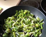 Foto del paso 3 de la receta: Habichuelas salteadas con cebolla y coles de Bruselas