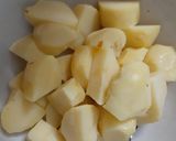 Hình bước làm 2 của món Gà kho khoai tây xì dầu cay