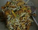 Foto langkah ke 4 dari resep Telur Dadar Cah Taoge.