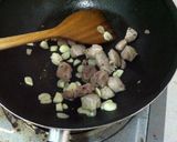 รูปขั้นตอนการทำที่ 4 ของ หมูผัดเห็ดกระเทียมและพาสลี่ย์