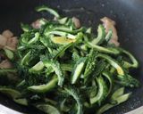รูปขั้นตอนการทำที่ 3 ของ ผัดมะระสไตล์โอกินาวา Goya Chanpuru