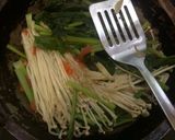 Foto langkah ke 2 dari resep Tumis Sawi Hijau dan Enoki.