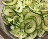 Hình bước làm 1 của món Mì sốt cà dùng bí ngòi nhật (Keto - Zucchini Pasta)