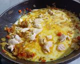 Foto del paso 3 de la receta: Pollo al curry con timbal de arroz con chauchas