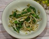 Foto langkah ke 4 dari resep Tumis Tauge Bunga Bawang.