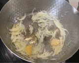 A picture of step 3 of Gyudon (beef and rice bowl).