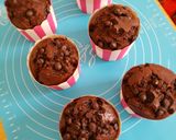 Foto langkah ke 5 dari resep Muffin Cokelat (No Mixer).