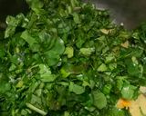 आलू पालक सब्जी(Aloo palak sabzi recipe in hindi) रेसिपी चरण 2 फोटो