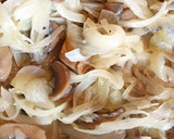 Foto del paso 2 de la receta: Tarta de cebolla, queso y hongos
