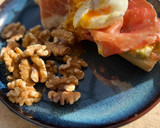 Foto del paso 5 de la receta: Tostada de aguacate, jamón y huevo poché para el desayuno