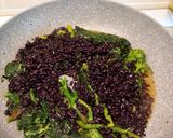 Foto del passaggio 3 della ricetta Riso venere con cime di rapa e spinaci