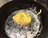 Foto del paso 7 de la receta: Buñuelos de lechuga y cebolla
