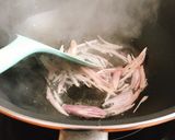Hình bước làm 2 của món Mực Lá Xào Hành Tây