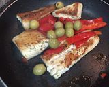 Foto del paso 2 de la receta: Filetes de Dorado con Penne Rigate, Morrones y Aceitunas