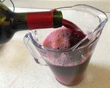 Foto del paso 2 de la receta: Cóctel de vino con cerezas y frutillas