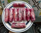 Hình bước làm 2 của món Chả giò hàu cuốn bằng bánh tráng thanh long