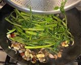 A picture of step 4 of Stir-Fried Water Spinach w/ Fermented Shrimp Paste | Rau Muống Xào Tỏi Mắm Tôm.