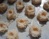 Foto langkah ke 6 dari resep Strawberry Thumbprint Chesee Cookies.