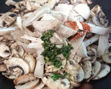 Foto del paso 3 de la receta: Salteado de setas  y champiñones a la crema