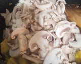 عکس مرحله 2 از دستور خوراک مرغ و قارچ