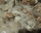 Foto del paso 4 de la receta: Merluza con almejas a la marinera