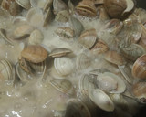 Foto del paso 4 de la receta: Merluza con almejas a la marinera
