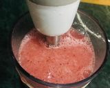 A picture of step 2 of Strawberry and watermelon juice.