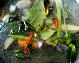Foto langkah ke 4 dari resep Sup Kepala Ikan Salmon, bumbu geprek.