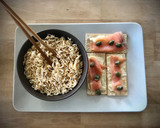 Foto del paso 3 de la receta: Noodles picantes con tosta de salmón y alcaparras
