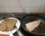 Foto del paso 7 de la receta: Escalopines o filetes finos de ternera con habitas y salsa de arándanos