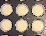 Foto langkah ke 4 dari resep Soccer Cupcakes.