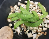 Foto del paso 2 de la receta: Salteado de quinoa con boletus y tirabeques