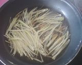 Foto del paso 9 de la receta Arroz negro, crujiente de puerro y langostinos alioli