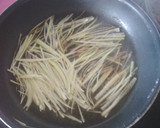Foto del paso 9 de la receta: Arroz negro, crujiente de puerro y langostinos alioli
