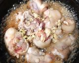 Hình bước làm 2 của món Thịt Giò Heo Kho Sả Ớt