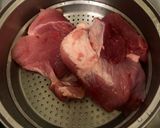 Hình bước làm 1 của món Canh Thịt heo nấu với táo và nho