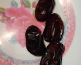 A picture of step 1 of Creamy Date Smoothie.