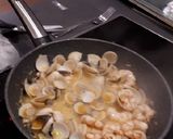 Foto del paso 5 de la receta Lomos de merluza en hojaldre con gulas almejas y gambones