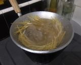 Foto langkah ke 3 dari resep Spaghetti aglio e olio.