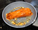 A picture of step 5 of Salmon teriyaki.