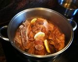 Foto del paso 4 de la receta: Codillo de cerdo en salsa al Oporto con setas shiitake