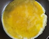 Foto del paso 3 de la receta: 🥚🍚🧀 Omelette de arroz - Bomba de huevo rellena de arroz al roquefort 🧀🍚🥚