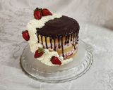 Foto del paso 18 de la receta: 💍 Torta de frutillas a la crema con drip de chocolate - Naked strawberry drip cake de Aniversario💍