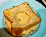 Foto langkah ke 4 dari resep Egg in Hole French Toast.