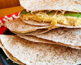 Foto del paso 2 de la receta: Quesadilla de hummus y aguacate